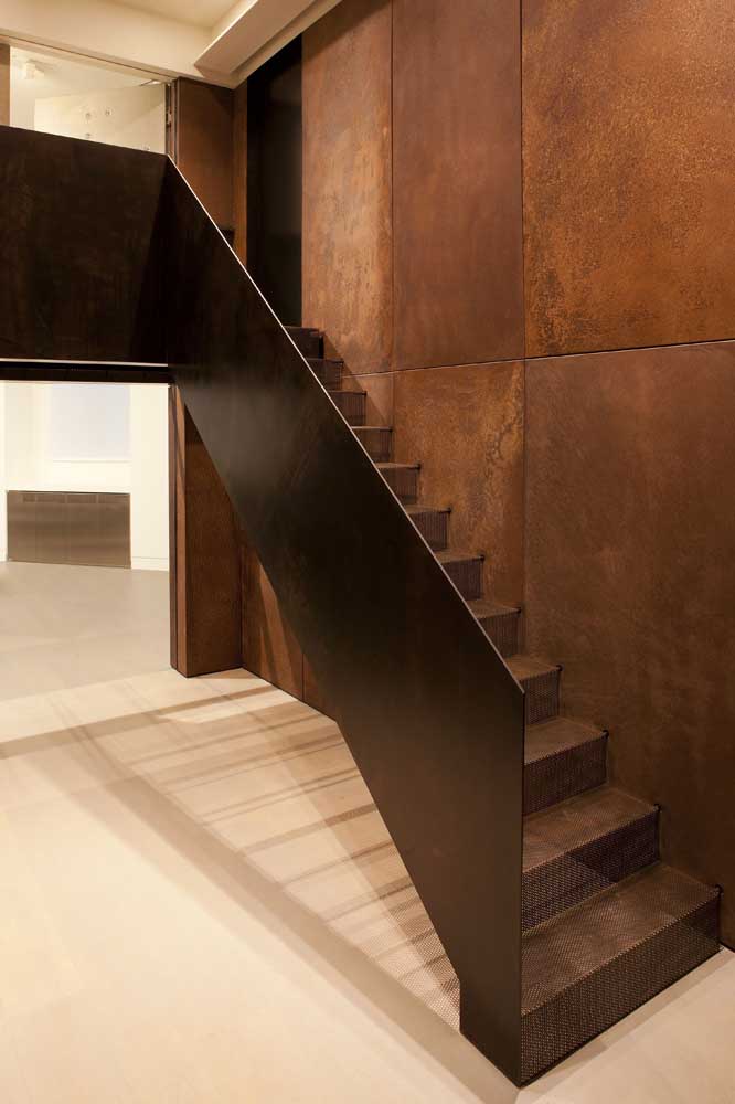 You are currently viewing Escadas metálicas internas: Vantagens e 8 estilos para se inspirar