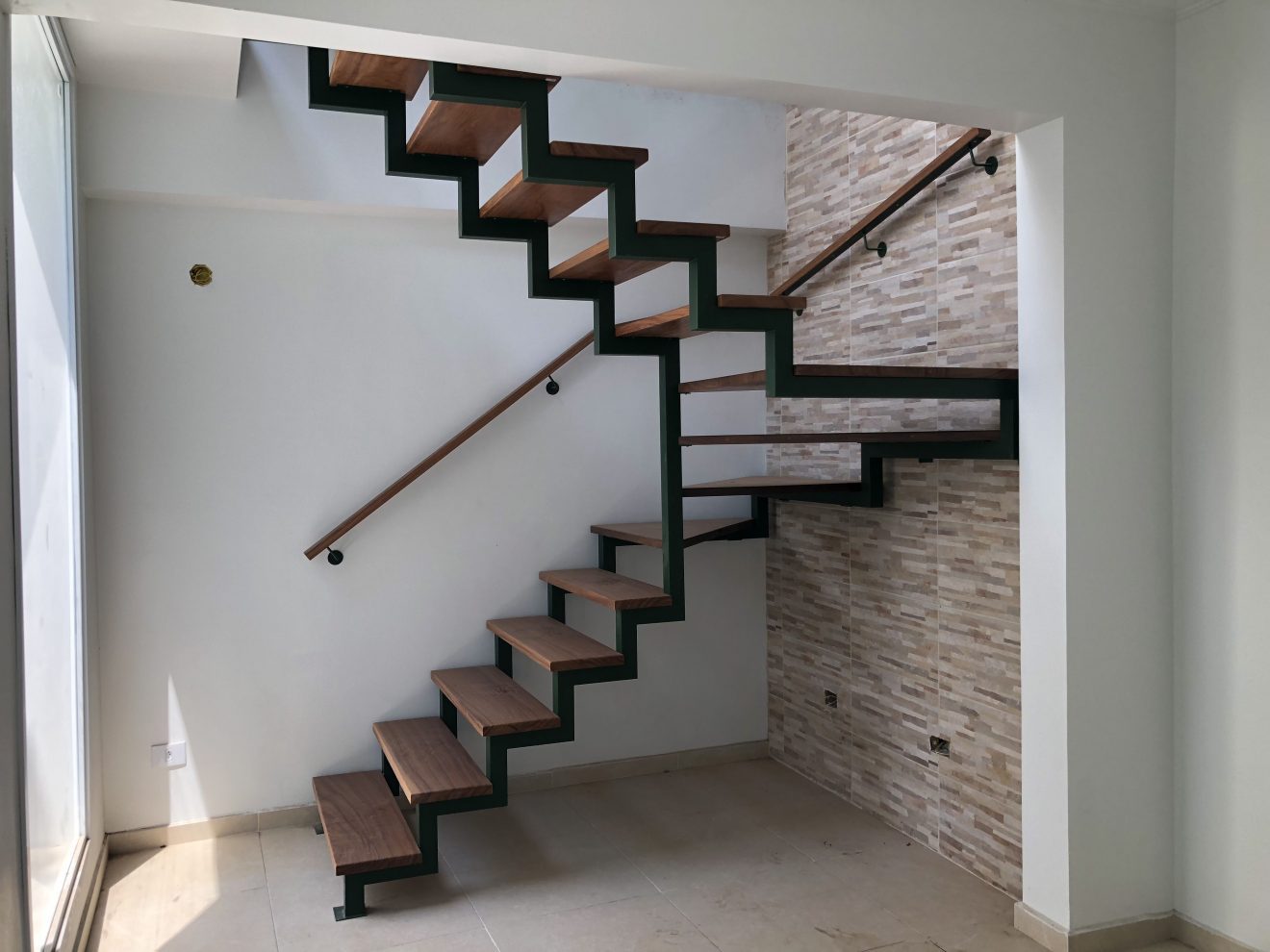 Escadas metálicas internas: Vantagens e 8 estilos para se inspirar ...