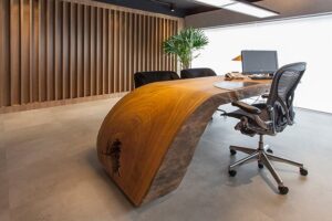 mesa rústica em um escritório de madeira